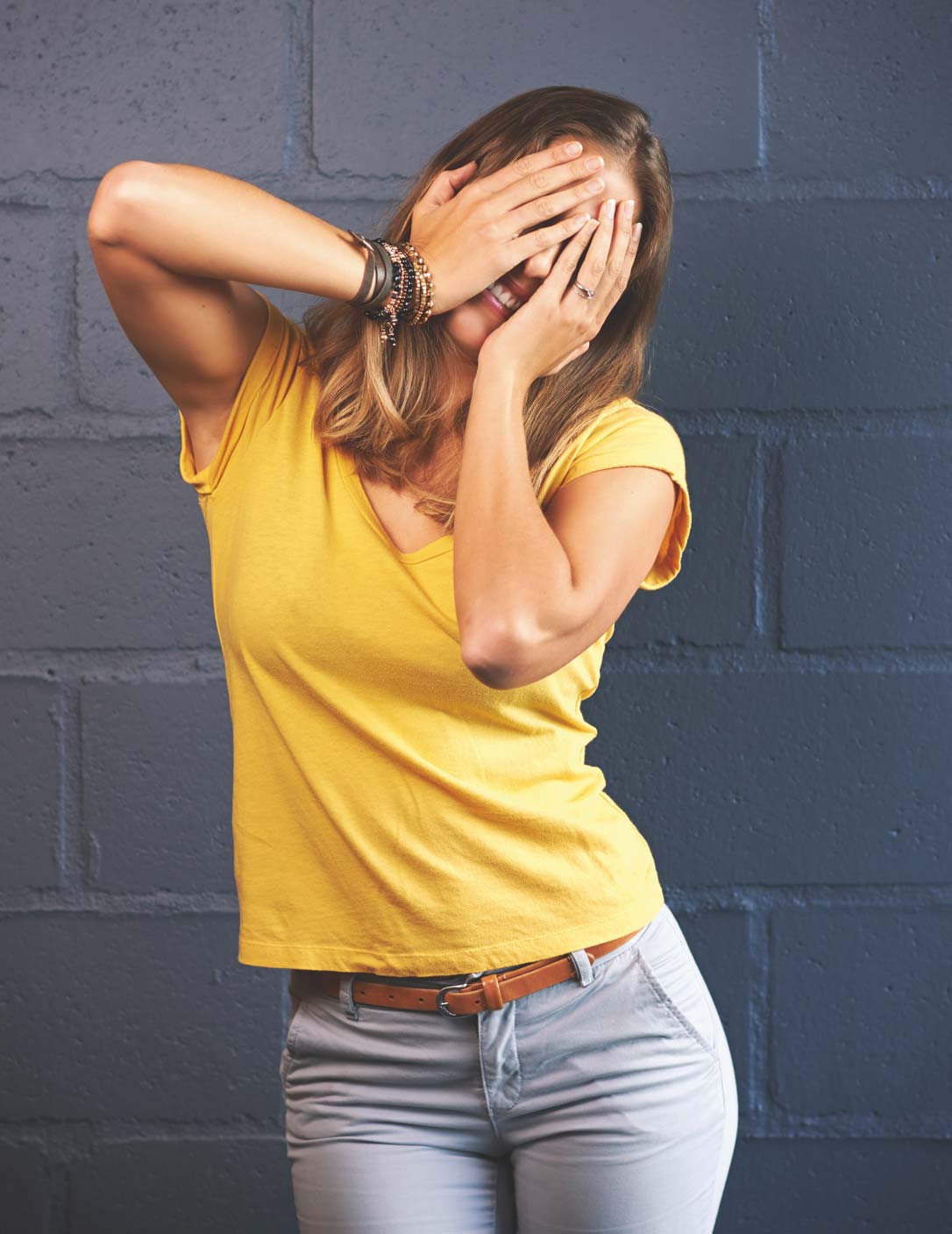 Vrouw die haar ogen bedekt.